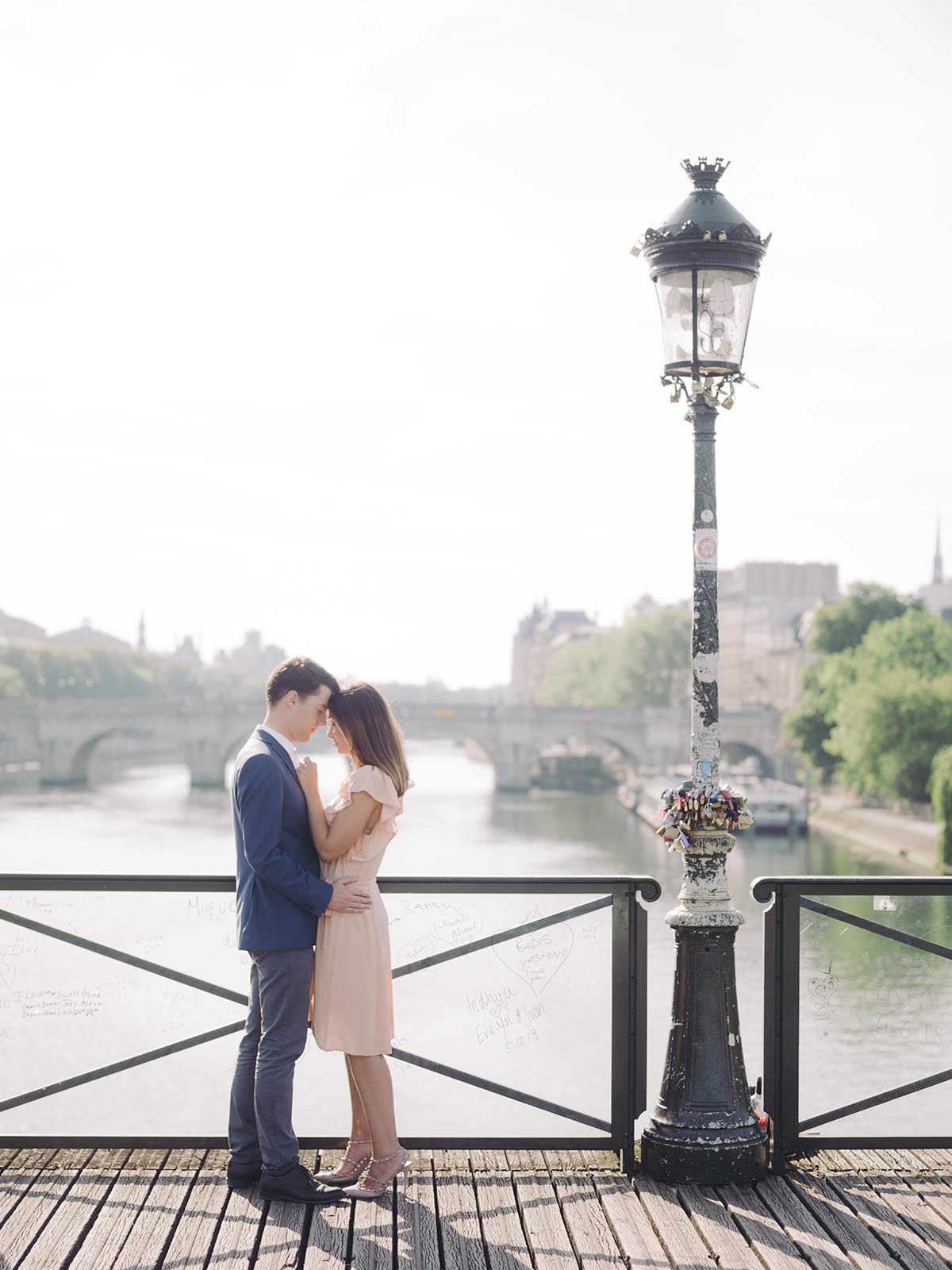 deux personnes s'embrassent sur le pont de bir hakeim